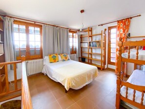 5 chambres, fer et planche  à repasser, accès Internet, draps fournis