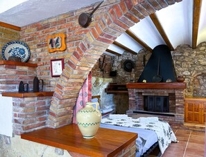 4 bedrooms, iron/ironing board, internet, bed sheets