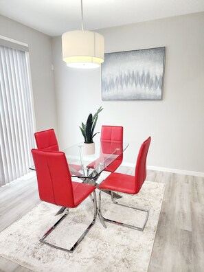 Dining - Luxury 3 Bedroom Villa - Walden Mount Retreat (Calgary)