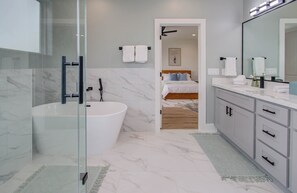 Shower, hair dryer, towels, soap - Modern Retreat w/ Rooftop Cinema (Houston)