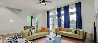 Modern Retreat w/ Rooftop Cinema