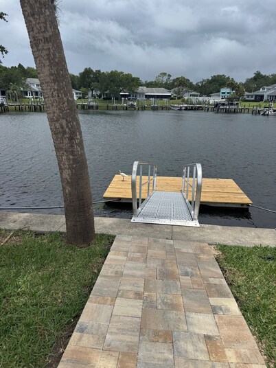 New VRBO...2025 open dates-New 4/3 with heated pool, dock, kayaks, outdoor space
