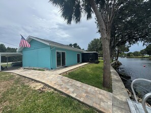 Exterior - New VRBO 2026 open dates-New 4/3 with heated pool, dock, kayaks, outdoor space (Crystal River)
