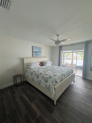 4 bedrooms, iron/ironing board, WiFi, bed sheets - New VRBO...2025 open dates-New 4/3 with heated pool, dock, kayaks, outdoor space (Crystal River)