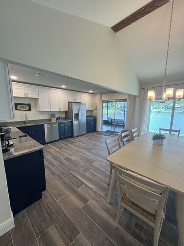 New VRBO...2025 open dates-New 4/3 with heated pool, dock, kayaks, outdoor space