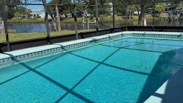 Una piscina al aire libre, una piscina climatizada