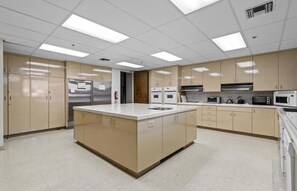 Micro-ondes, four, plaque de cuisson, lave-vaisselle