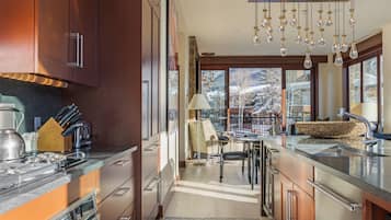 Deluxe Penthouse, Mountain View, Corner | Private kitchen | Full-size fridge, microwave, oven, stovetop