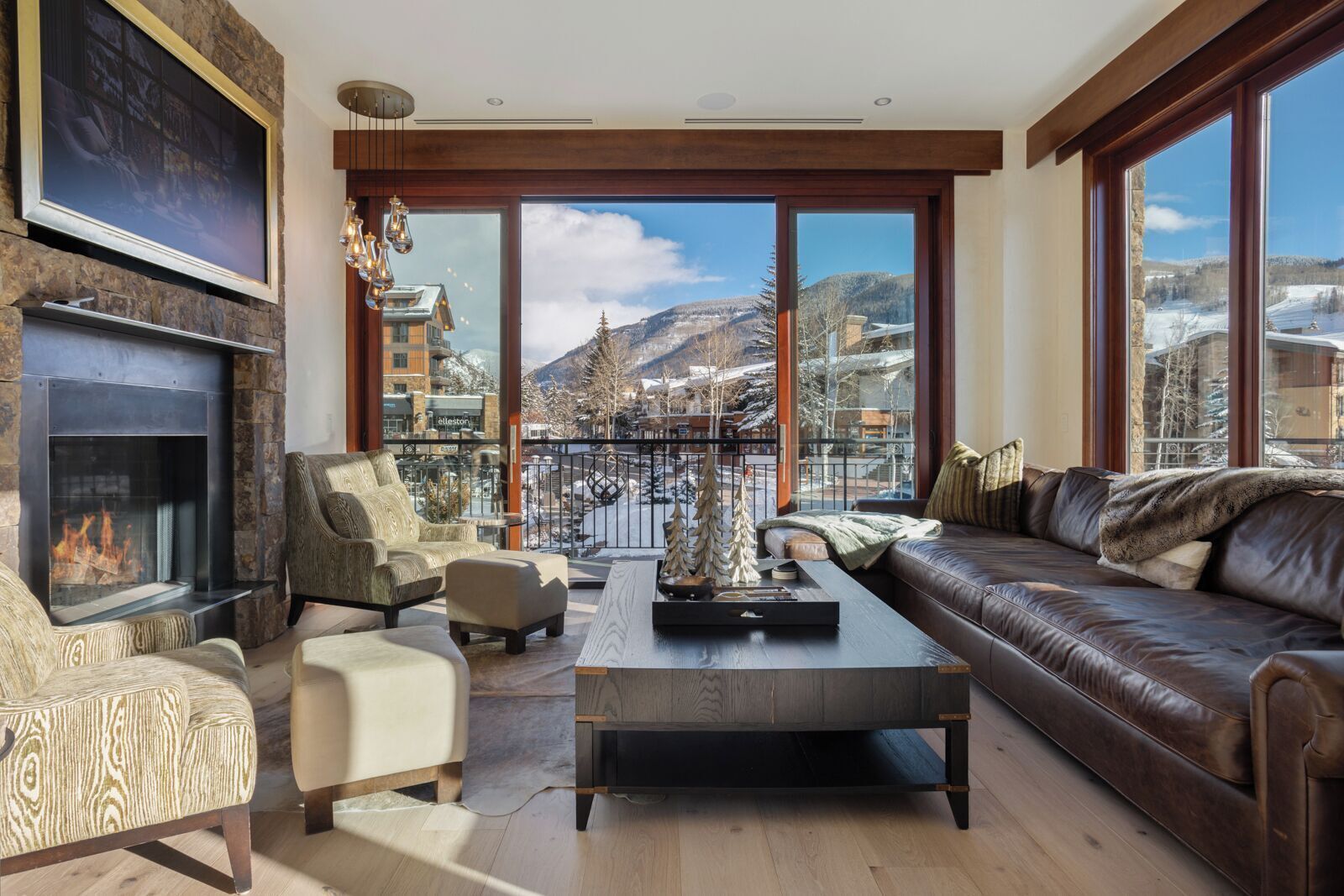 Deluxe Penthouse, Mountain View, Corner | Living area | 55-inch Smart TV with cable channels