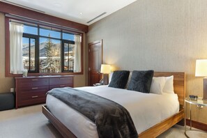 Deluxe Penthouse, Mountain View, Corner