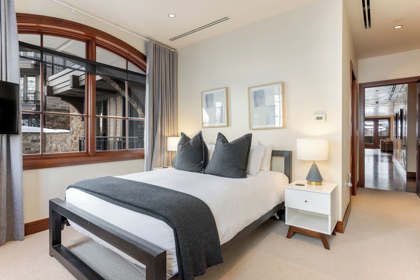 Caja de seguridad en la habitación y espacio para trabajar con laptop 