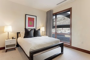 Deluxe-lejlighed - bjergudsigt | Pengeskab på værelset, arbejdsområde til bærbare computere