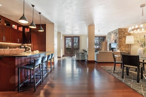 Deluxe-lejlighed - bjergudsigt | Privat køkken | Køleskab/fryser i fuld størrelse, mikrobølgeovn, ovn, kogeplade