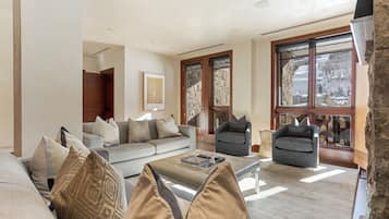 Lägenhet Deluxe - utsikt mot bergen | Vardagsrum | 55-tums smart-tv med kabelkanaler