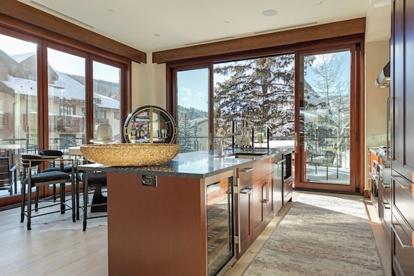 Deluxe Penthouse, Mountain View, Corner | Private kitchen | Full-size fridge, microwave, oven, stovetop