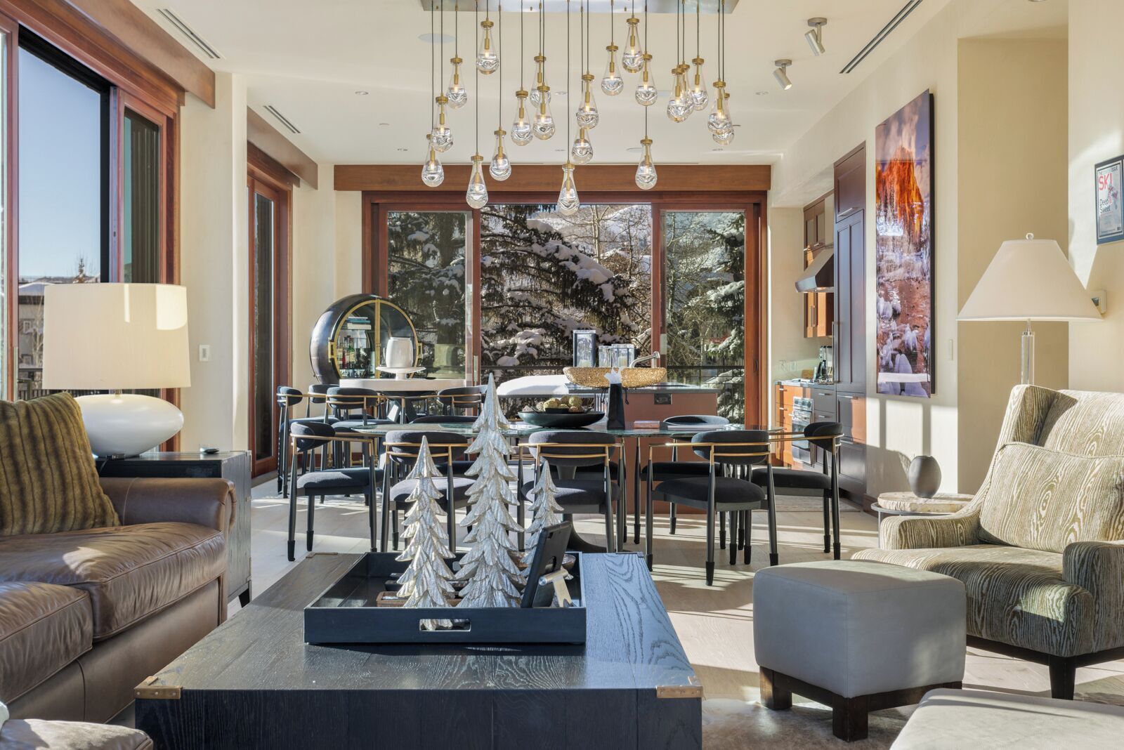 Penthouse Deluxe, vista a la montaña, en esquina | Área de sala de estar | Smart TV de 55 pulgadas con canales por cable 