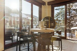 Deluxe-kattohuoneisto, vuoristonäköala, kulmassa | Ruokailu omassa huoneessa