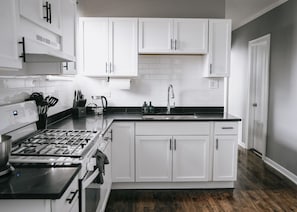 Refrigerador, microondas, horno y parrilla de estufa