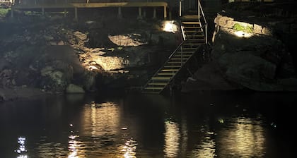 Dockside Cabin- waterfront, kayaking, fishing, swimming