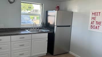 Refrigerador, microondas, cafetera y tetera y utensilios de cocina