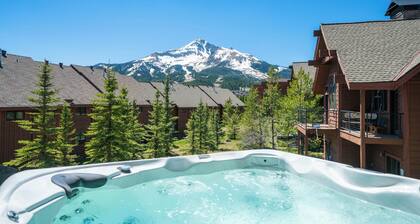 2 minutes from Ski Lifts! 3-bedrooms with Private Hot Tub! Walk to Ski Shuttle!