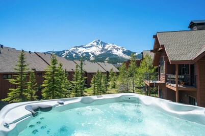 2 minutes from Ski Lifts! 3-bedrooms with Private Hot Tub! Walk to Ski Shuttle!