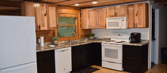3-bedroom cabin at Norris Lake, Sleeps 8 WiFi Lake access Covered boatslip