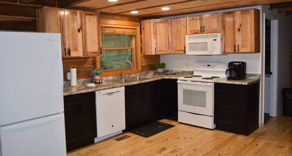 3-bedroom cabin at Norris Lake, Sleeps 8 WiFi Lake access Covered boatslip