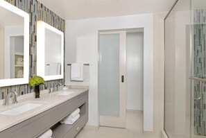 Haartrockner, Handtücher, Seife, Toilettenpapier