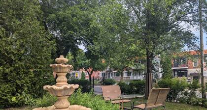 Cozy & Charming Montreal Apartment Next to Metro/Subway 2 Bedrooms + Garden