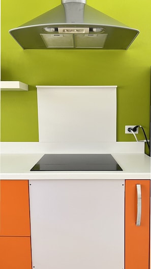 Réfrigérateur, micro-ondes, plaque de cuisson, cafetière/bouilloire