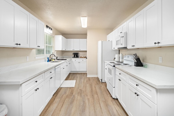 Een microgolfoven, een oven, een kookplaat, een vaatwasser