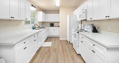 Charming 3-bed/2-Bath house with WiFi in Lumberton