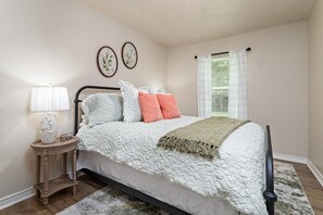 3 habitaciones, tabla de planchar con plancha, wifi y ropa de cama 
