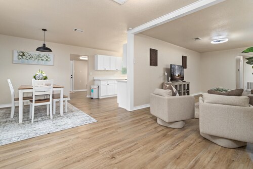 Charming 3-bed/2-Bath house with WiFi in Lumberton