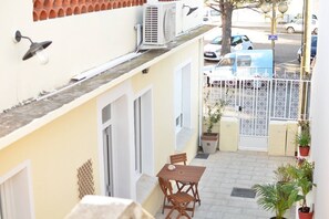 Outdoor dining - NAPO MISTRAL 2 COMFORTABLE APARTMENT (Port-Saint-Louis-du-Rhône)