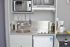 Refrigerador, microondas, parrilla de estufa y cafetera y tetera