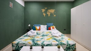 Un dormitorio con cama, un mapa mundial en la pared y un armario.