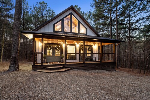 SWAYING DAYBEDS🌲Romantic couple’s cabin🌲Huge pines🌲HOT TUB