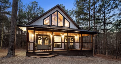 SWAYING DAYBEDS🌲Romantic couple’s cabin🌲Huge pines🌲HOT TUB