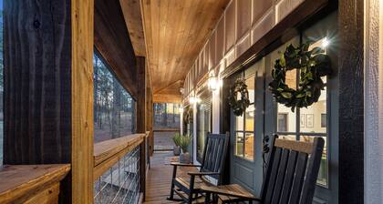 Romantic couple’s cabin🌲 SWAYING DAYBEDS🌲 Huge pines🌲HOT TUB