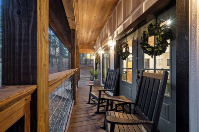 SWAYING DAYBEDS🌲Romantic couple’s cabin🌲Huge pines🌲HOT TUB