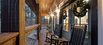 SWAYING DAYBEDS🌲Romantic couple’s cabin🌲Huge pines🌲HOT TUB
