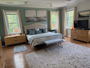 4 bedrooms, iron/ironing board, WiFi, bed sheets
