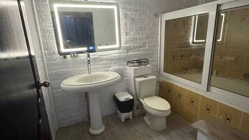 Comfort Suite, Sea View | Bathroom