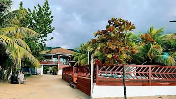 Comfort Suite, Sea View | Property grounds