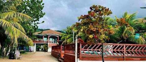 Comfort Suite, Sea View | Property grounds