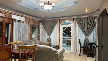 Comfort Suite, Sea View | Living area