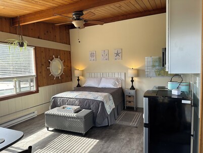 Cozy condo with WiFi in Ocean Shores! Quick walk to downtown & Pacific Ocean!!