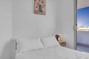 2 habitaciones, escritorio, tabla de planchar con plancha y wifi gratis 